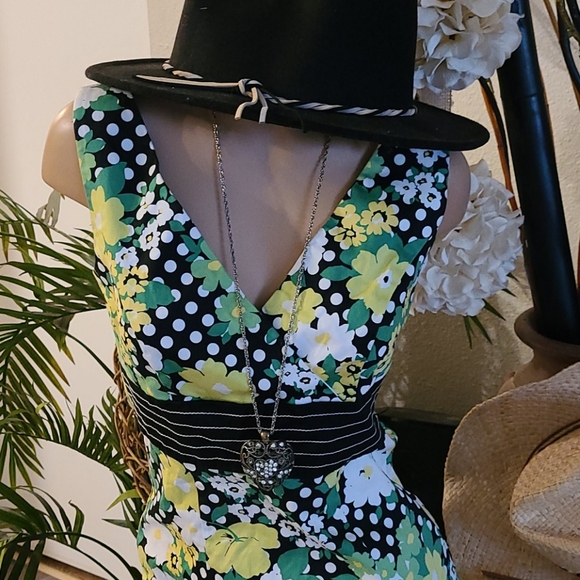 SALE BEAUTIFUL SUMMER MULTI MINI FLORAL DRESS - Picture 4 of 16